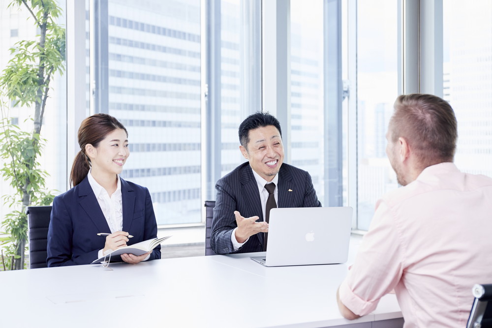 向山 孝弘社長が打ち合わせをしている様子