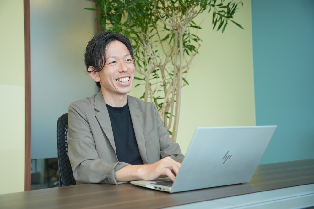 小宮山遼社長のインタビューの様子