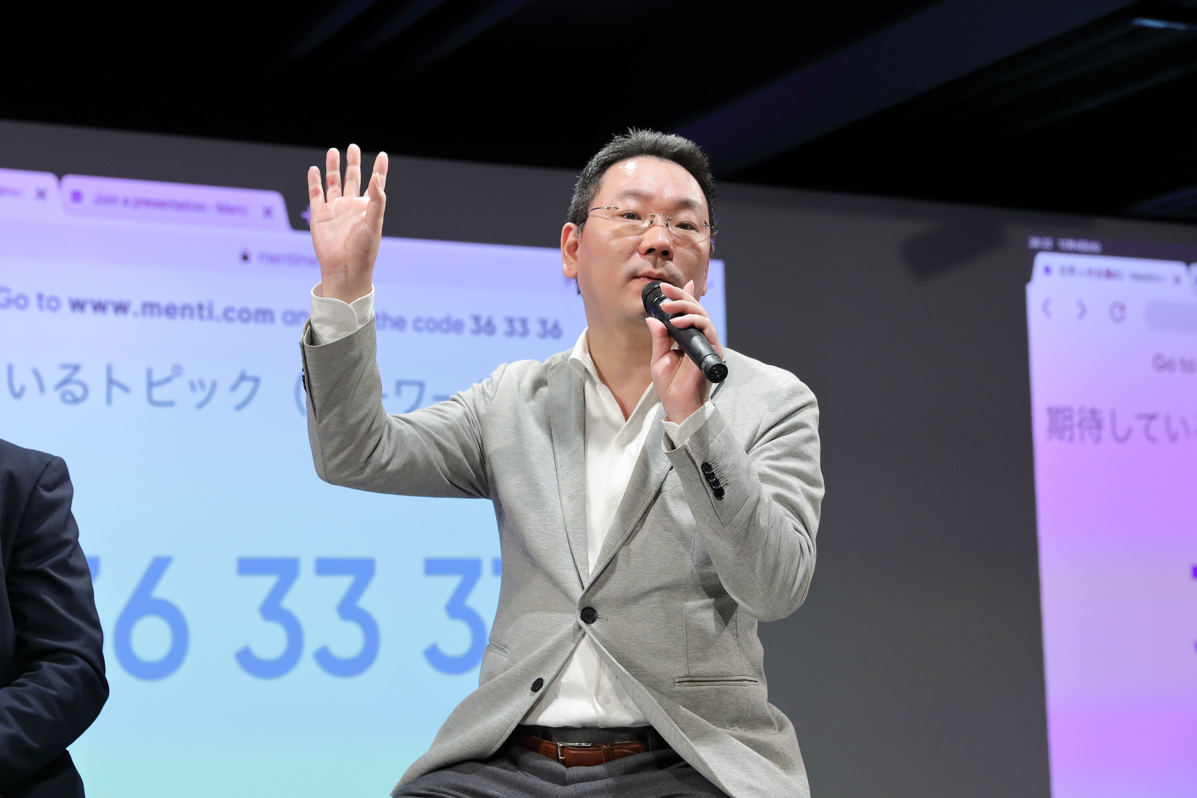 石山喜章社長の講演中の写真